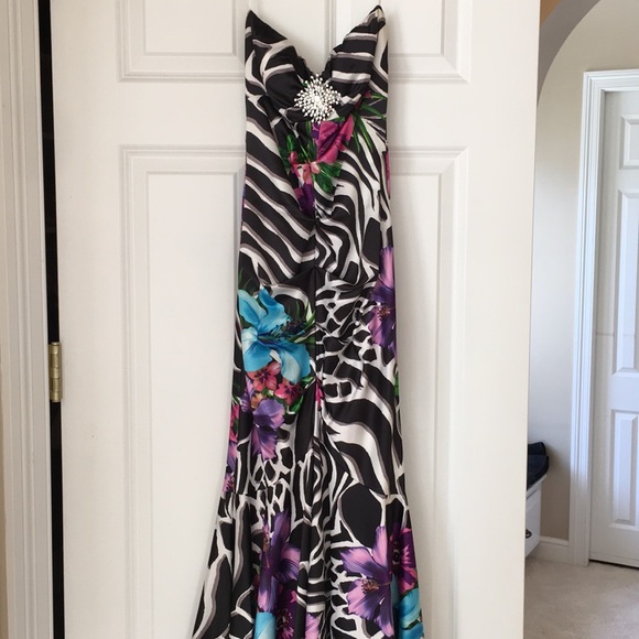 Cache zebra and floral gown - Picture 3 of 7